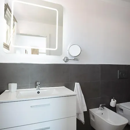 Vila Macaronesia - Seaviews, Large Terrace, Private Heated Pool & Bbq